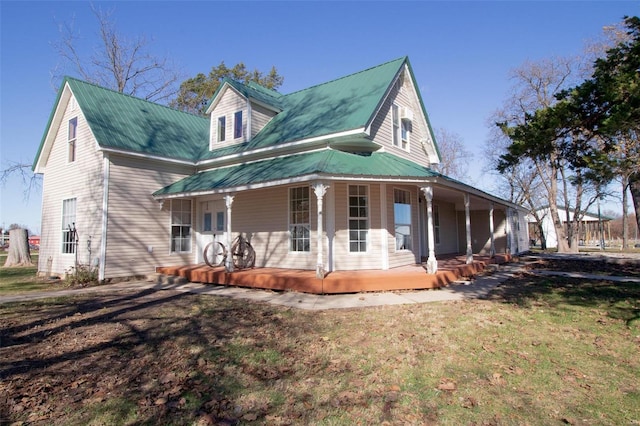 view of front of home with covered porch and a front lawn