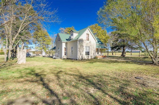 view of side of property featuring a lawn