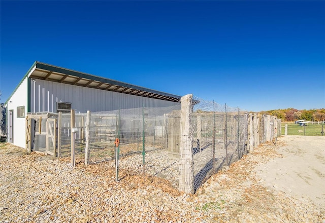 view of yard featuring an outbuilding