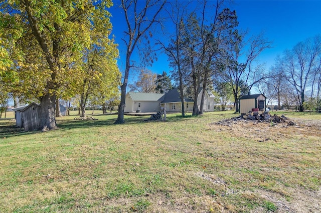 view of yard featuring a storage shed