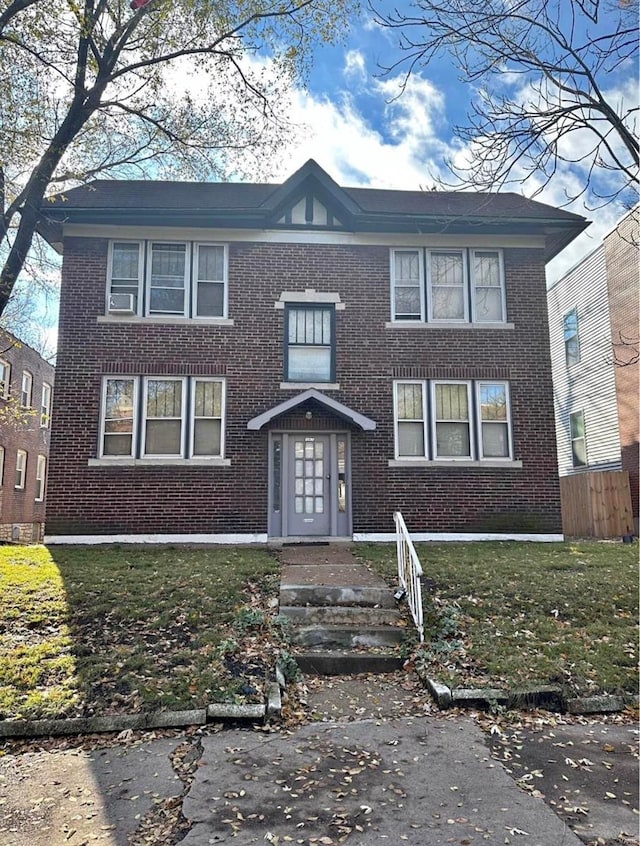 view of front of property featuring a front yard