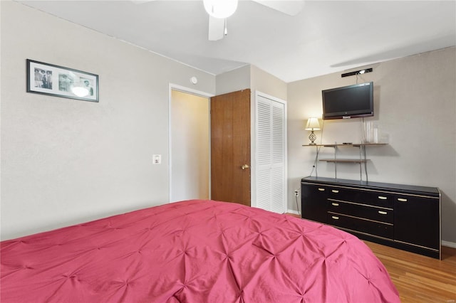 bedroom featuring light wood-type flooring, a closet, and ceiling fan