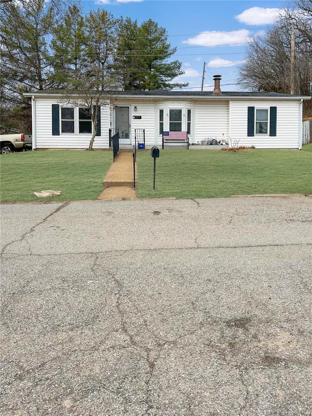 manufactured / mobile home featuring a front yard