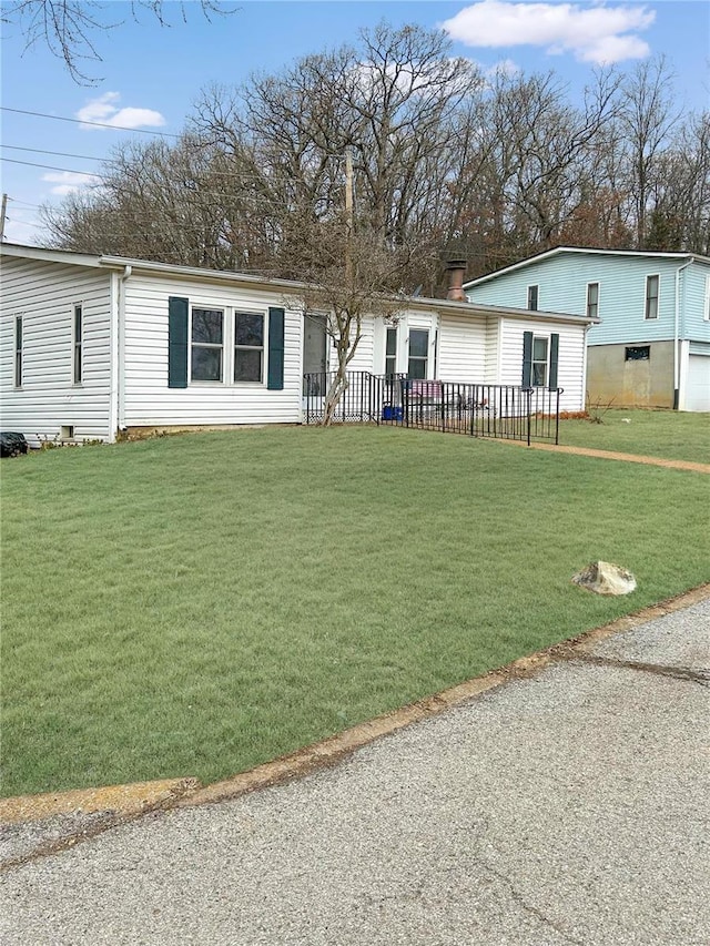 manufactured / mobile home featuring a front yard