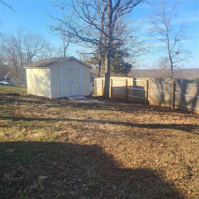 view of yard featuring a storage shed