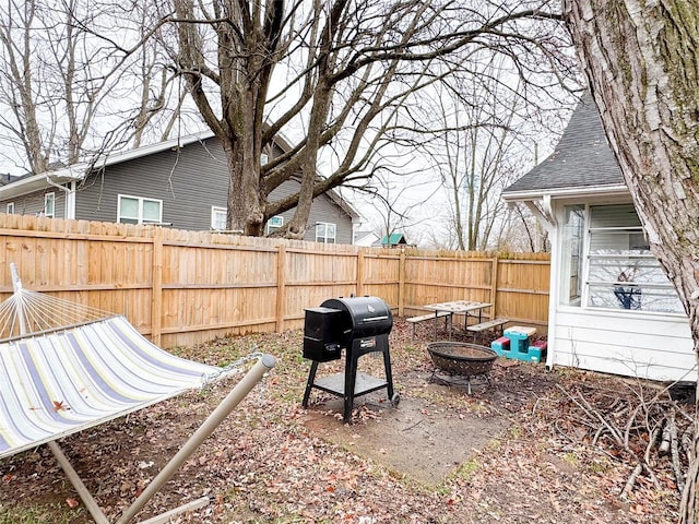 view of yard featuring a fire pit