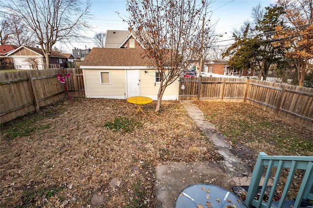 view of yard featuring an outbuilding