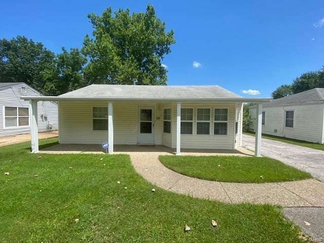 view of front facade featuring a front yard and a carport