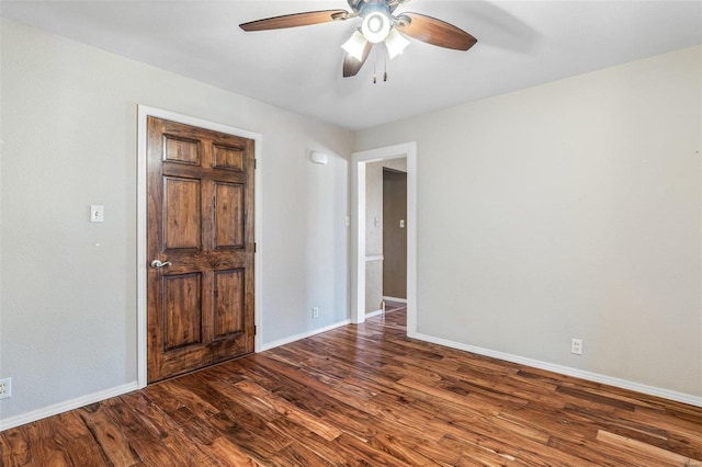 unfurnished room with dark wood-type flooring and ceiling fan