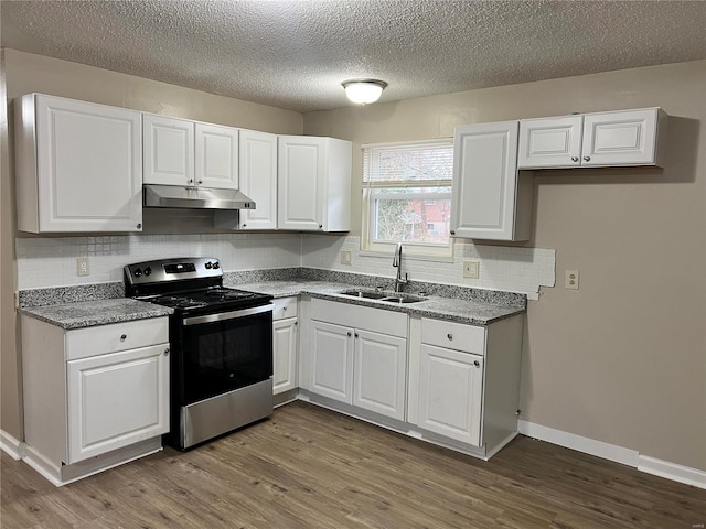 kitchen with sink, a textured ceiling, dark hardwood / wood-style flooring, electric stove, and white cabinets