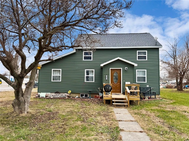 view of front of property featuring a wooden deck and a front yard