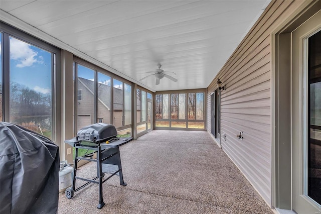 sunroom with ceiling fan