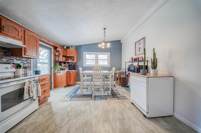 kitchen with vaulted ceiling, decorative light fixtures, decorative backsplash, electric range, and fridge