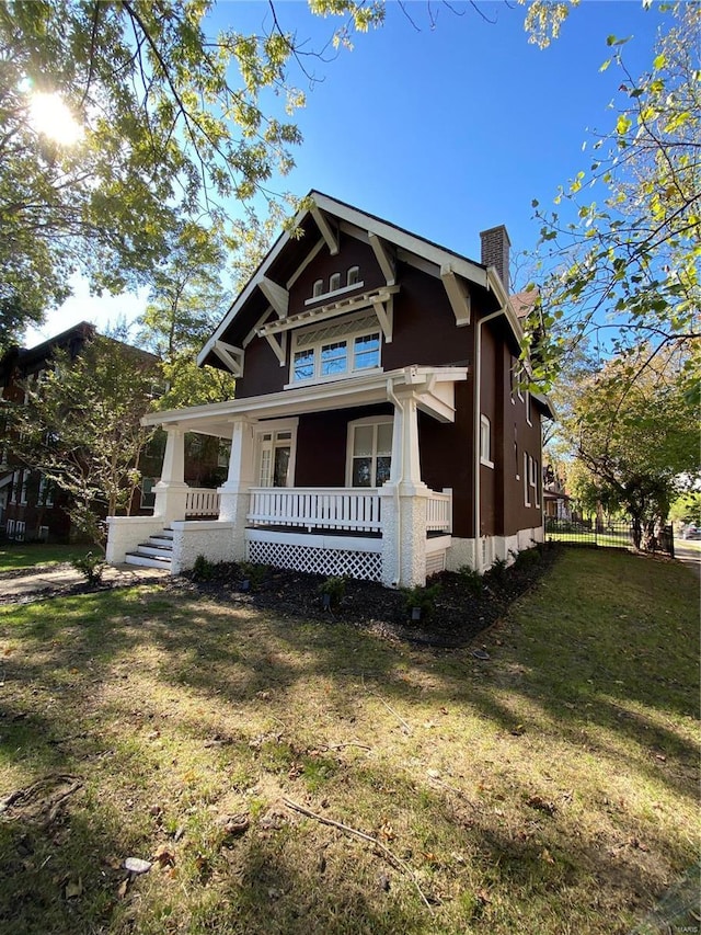 view of front facade featuring a porch and a front lawn