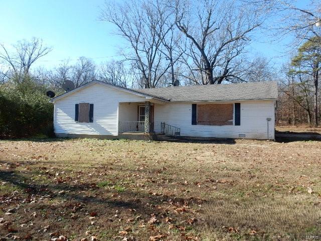 ranch-style house with a front yard