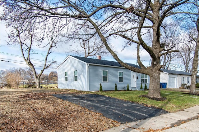 view of front of property featuring a front lawn