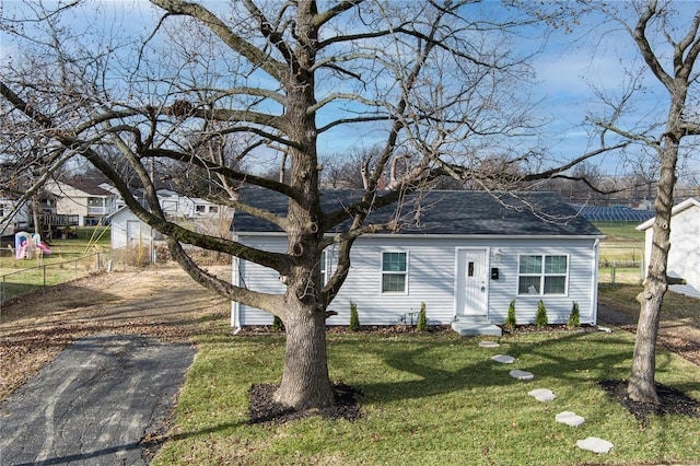 single story home with a front lawn