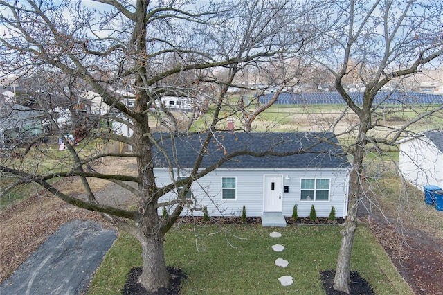 single story home with a front lawn