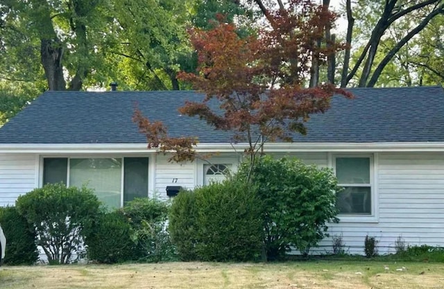 view of front of house featuring a front yard