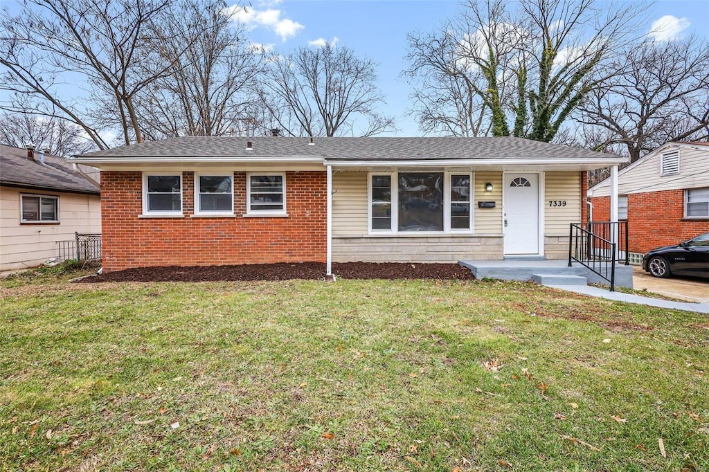 single story home featuring a front yard