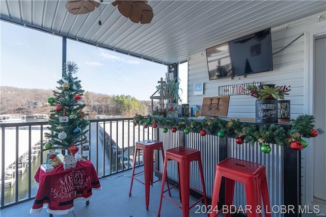 balcony featuring ceiling fan