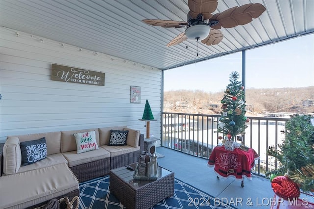 sunroom / solarium with ceiling fan