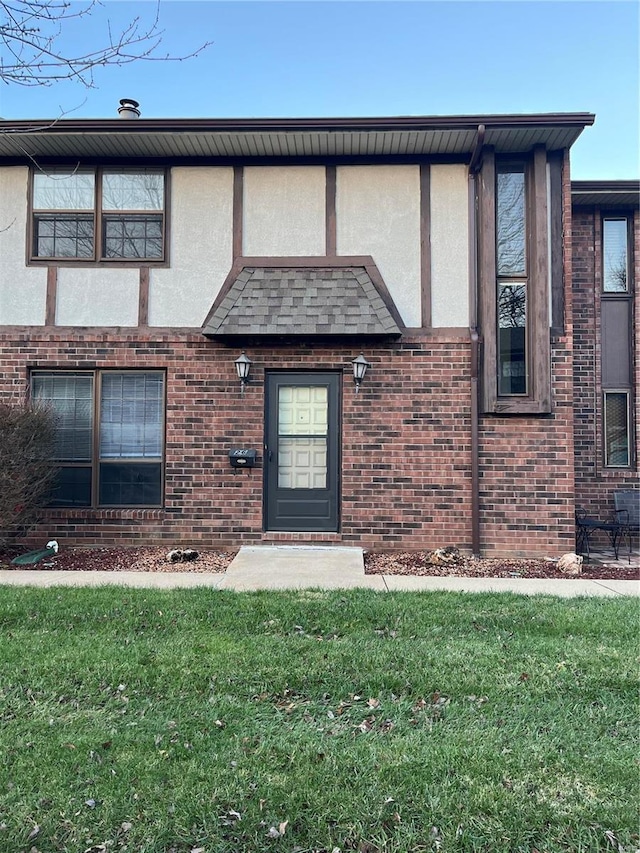 view of front of property with a front lawn