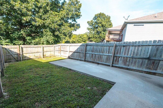 view of yard featuring a patio area