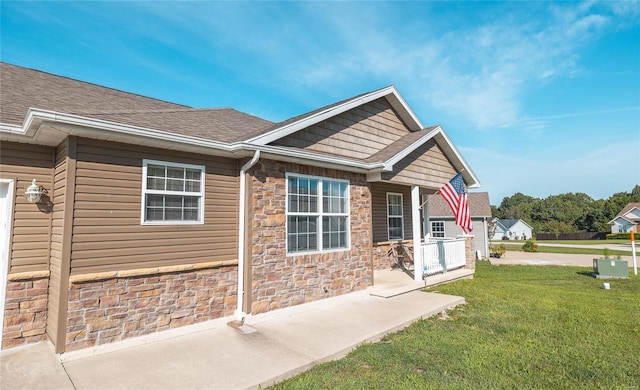 view of front of property featuring a front yard