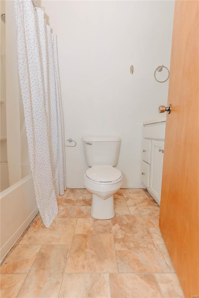 bathroom featuring toilet and shower / bath combo with shower curtain