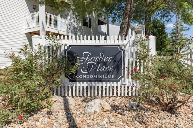 view of community / neighborhood sign