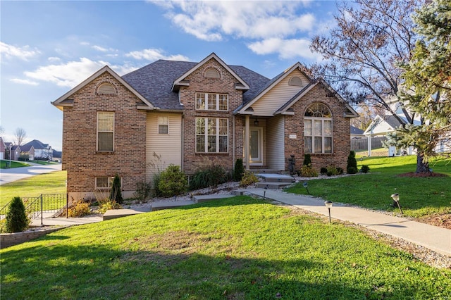 view of front facade featuring a front lawn