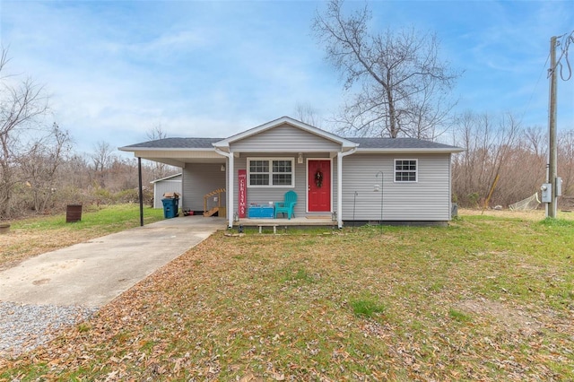 view of front of home featuring a carport and a front lawn