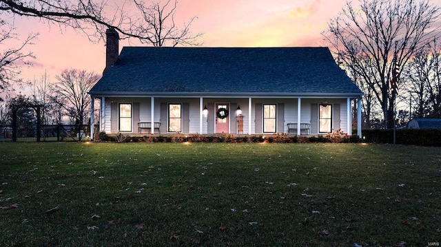 view of front facade featuring a lawn