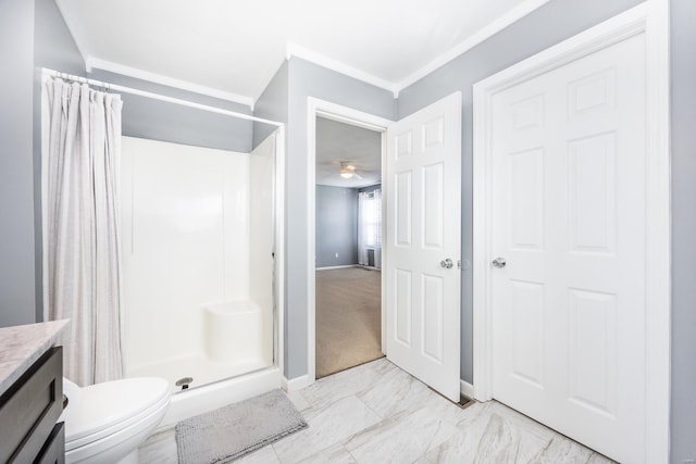 bathroom with vanity, a shower with curtain, ceiling fan, toilet, and ornamental molding