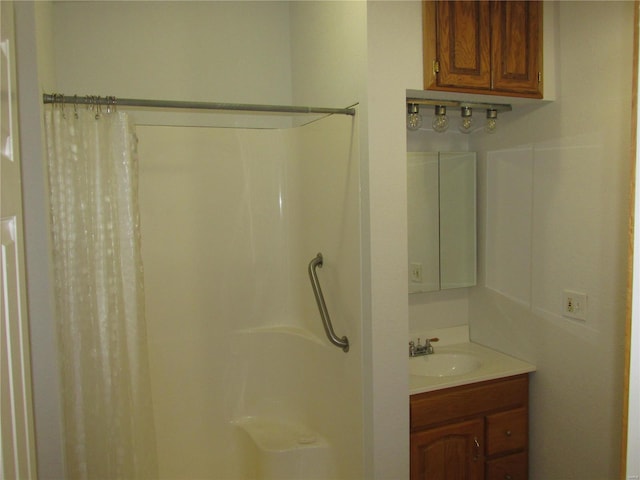 bathroom with a shower with shower curtain and vanity