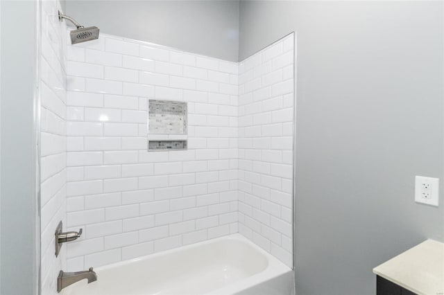 bathroom with tiled shower / bath