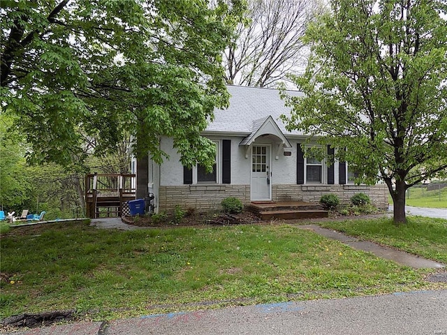 view of front of home with a front yard