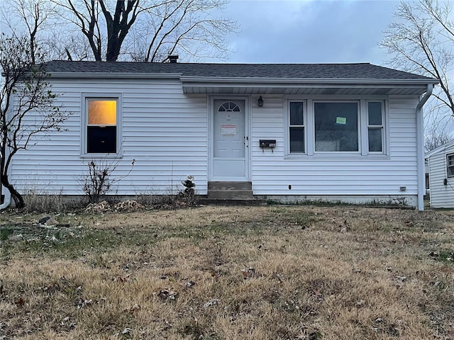 view of front of property featuring a front yard