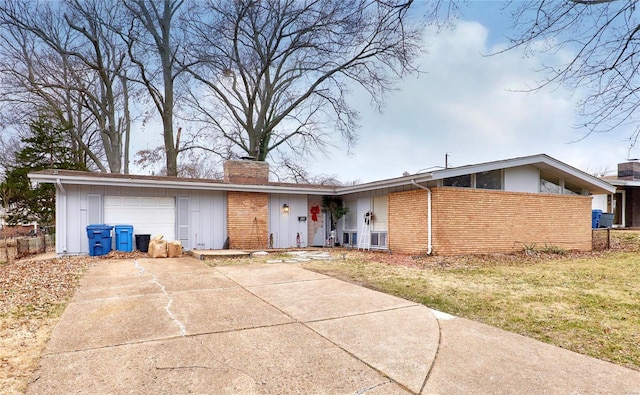 view of front of house featuring a garage and a front lawn