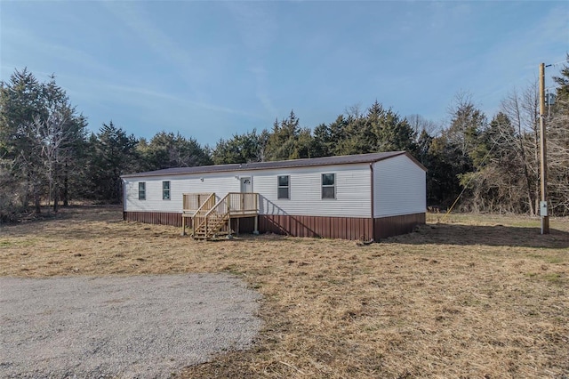 manufactured / mobile home featuring a front lawn