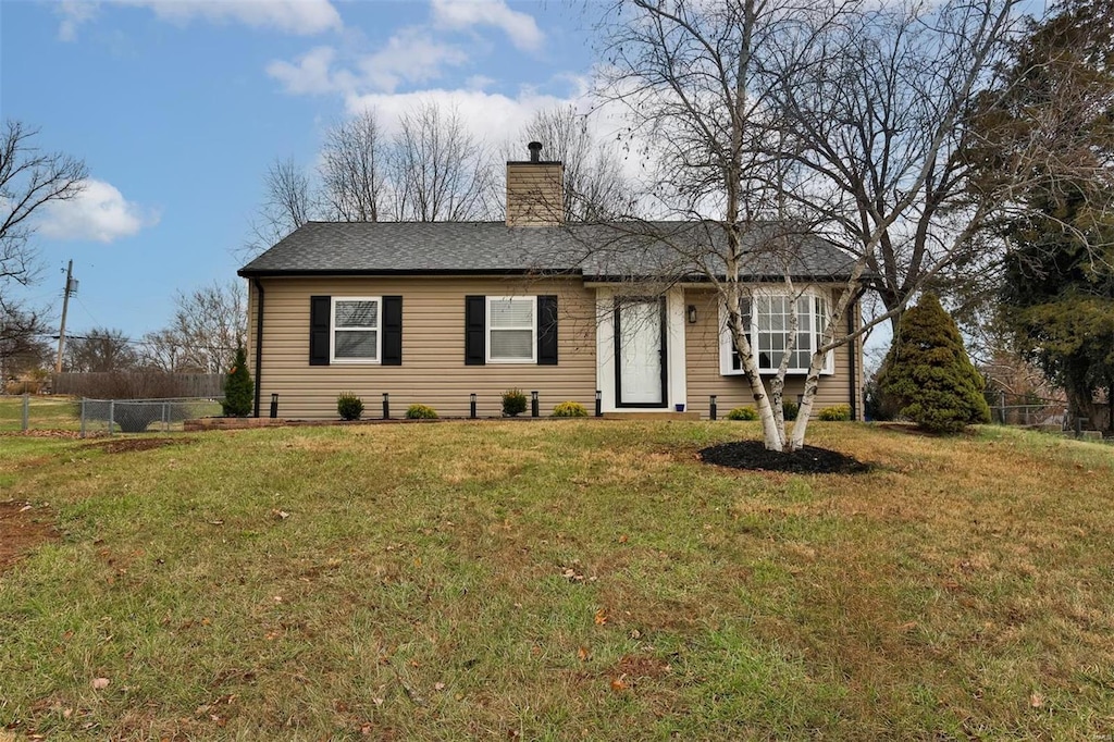 ranch-style home featuring a front lawn