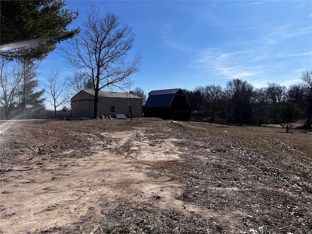 view of yard featuring an outdoor structure