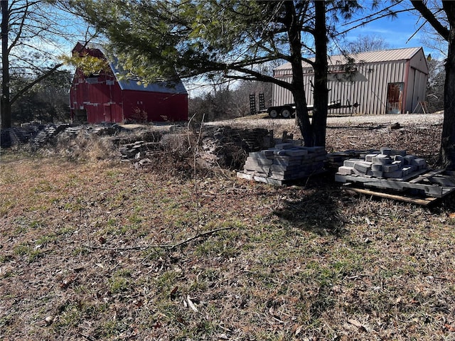 view of yard featuring a shed