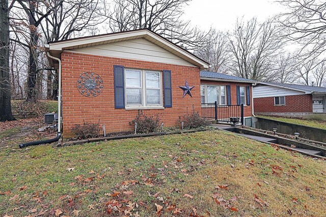 view of front of home featuring a front lawn