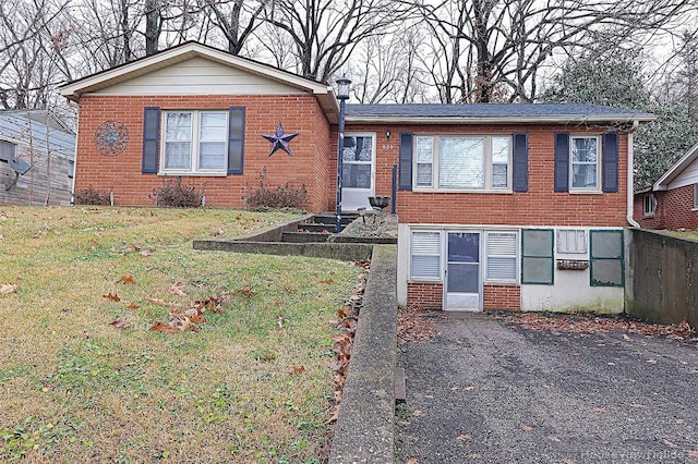 view of front facade featuring a front yard