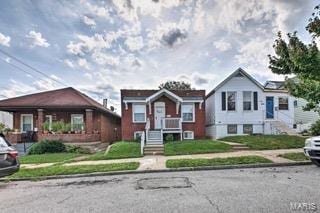 view of front of home featuring a front lawn