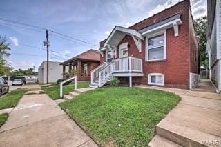 view of front facade featuring a front lawn