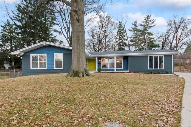 single story home with a front lawn