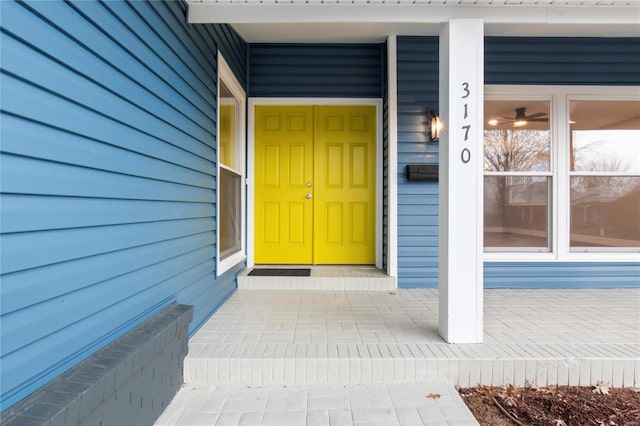 entrance to property featuring a porch